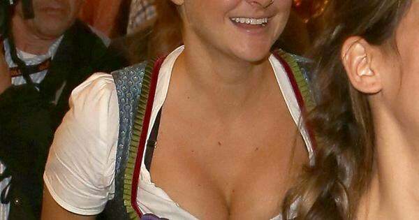 Shailene Woodley at the Oktoberfest. Wonder how many cocks she will have after getting drunk and picked up by some guys.