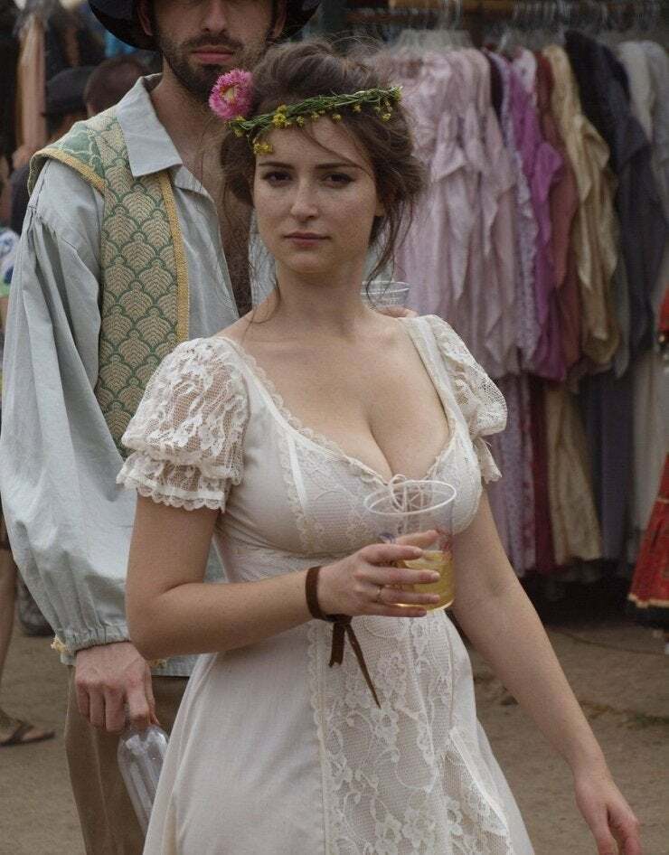 Milana Vayntrub dressing normally and not trying to draw attention to her tits