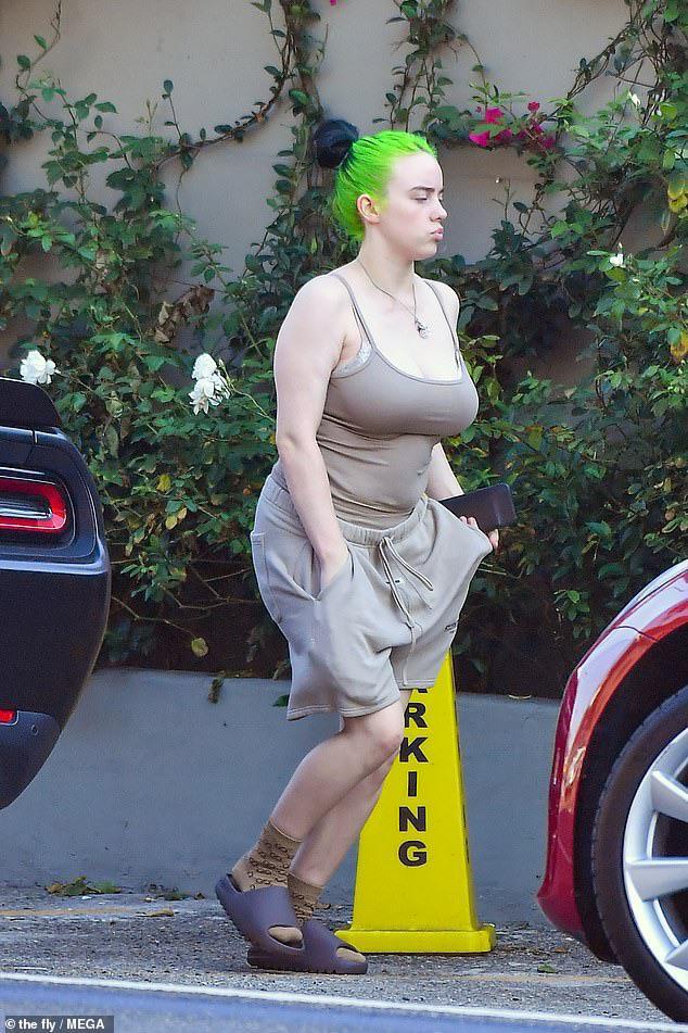 Need to fuck Billie Eilish’s fat tits.