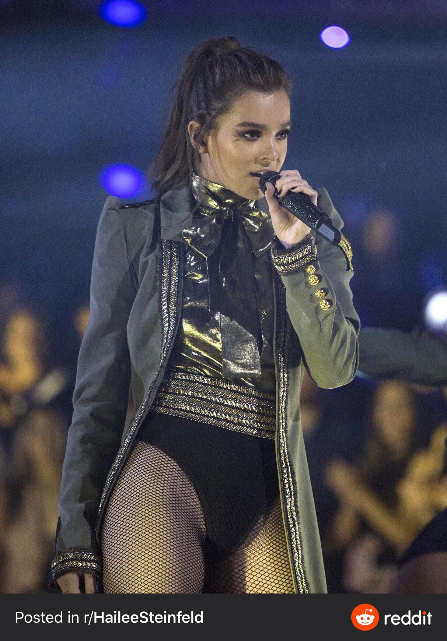 Really wanna rip a hole in Hailee Steinfeld’s fishnets.
