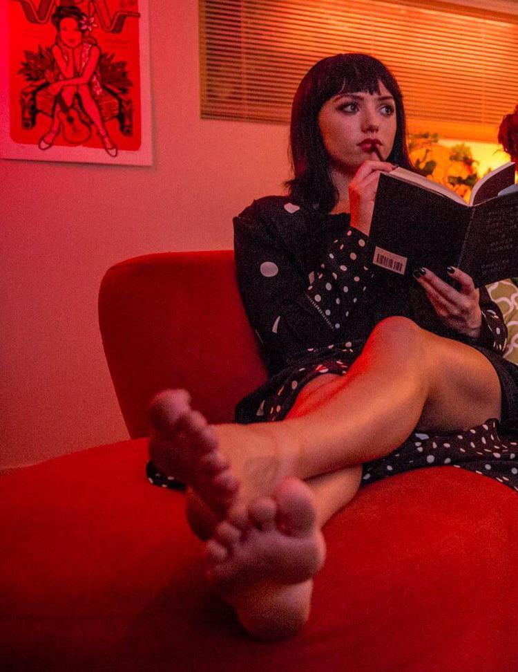 I would love to lick and suck on Peyton list sexy feet and toes