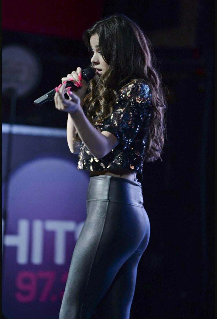 God Hailee Steinfeld’s tight ass makes me hard