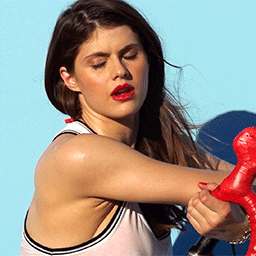 Alexandra Daddario is currently ruling our cocks 🍌🍌🍌