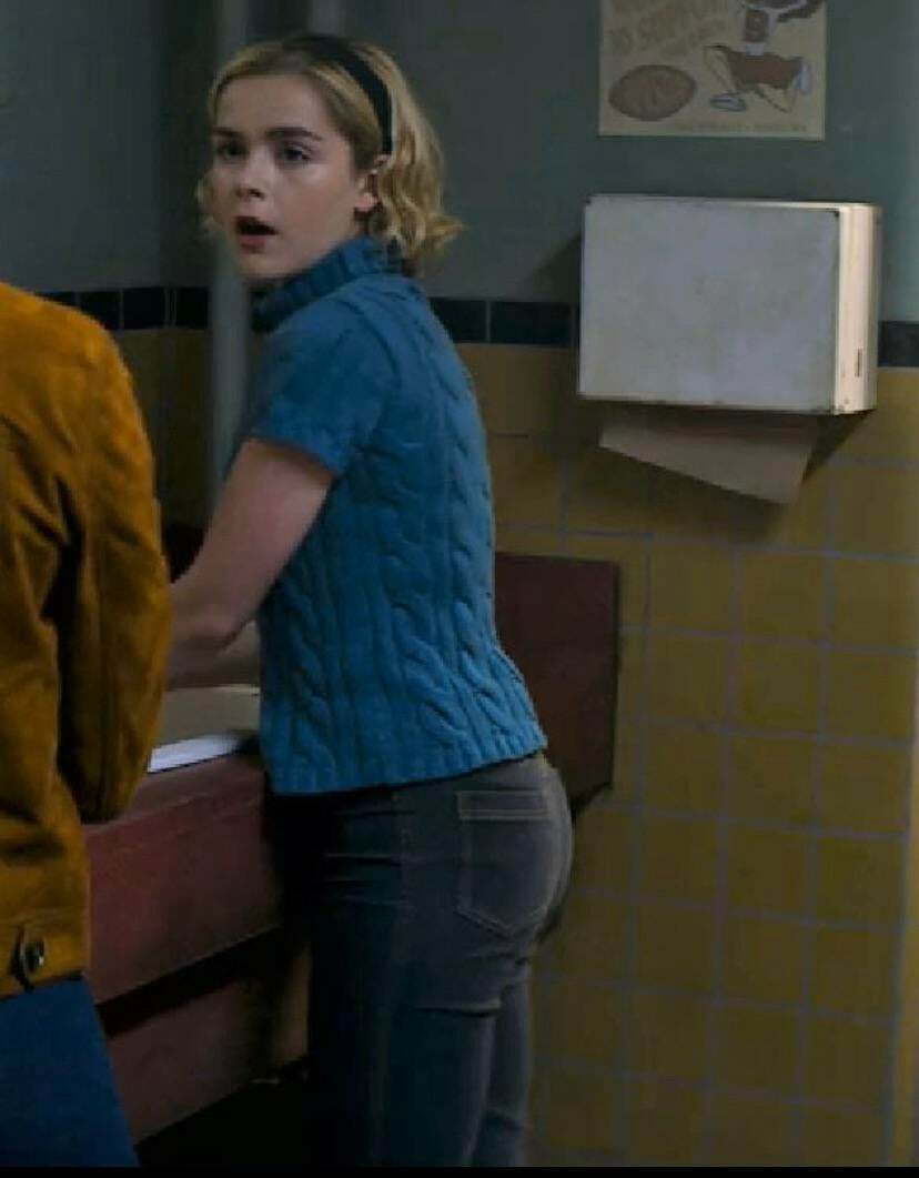 Kiernan Shipka ass looks fuckabledm me if you wanna talk