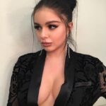 Ariel Winter Sexy (2 Pics + Gif)