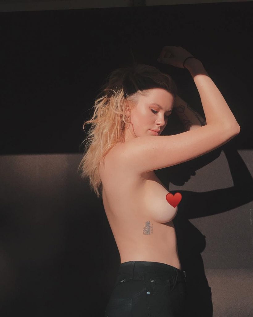 Ireland Baldwin Sexy & Topless (6 Pics + Gifs)