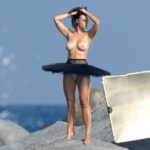Myla Dalbesio Topless (16 Photos)