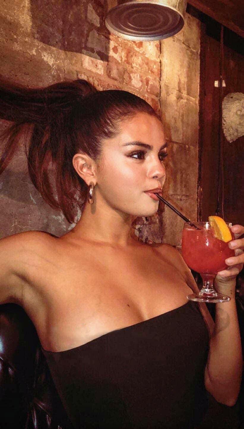 Selena Gomez lookin bombshell