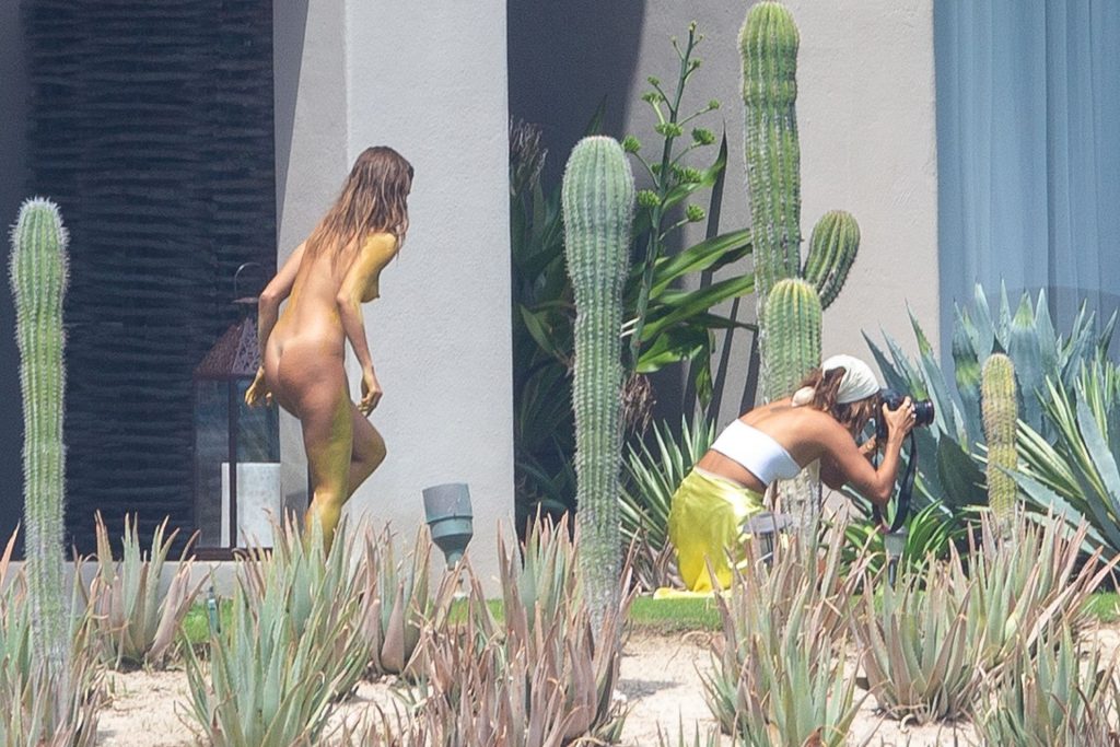 Anthony Kiedis & Naked Women (5 Photos)