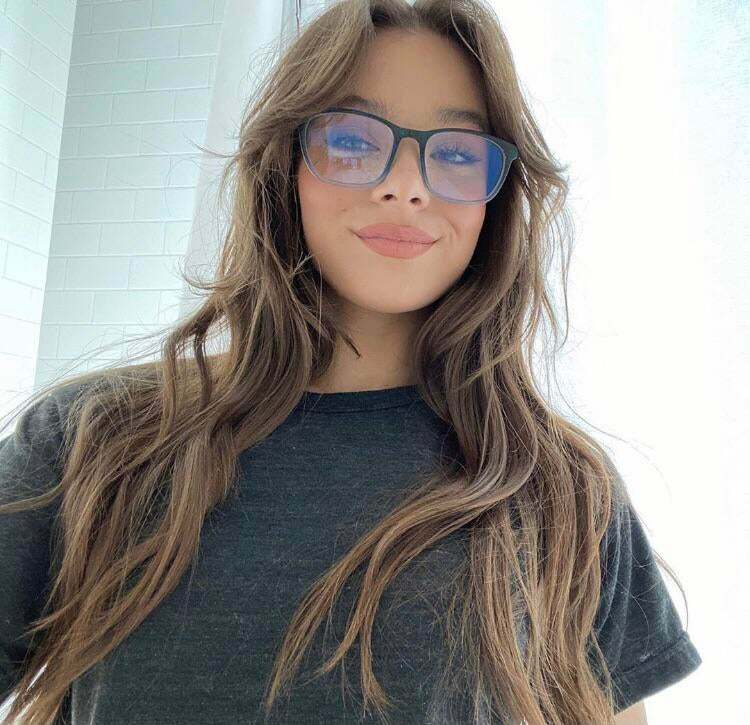 I’d love to cum on Hailee Steinfeld’s cute face and glasses