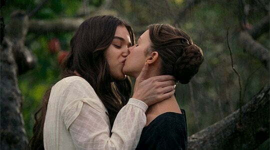 This gorgeous lesbian kiss from Hailee Steinfeld is enough to make me hard