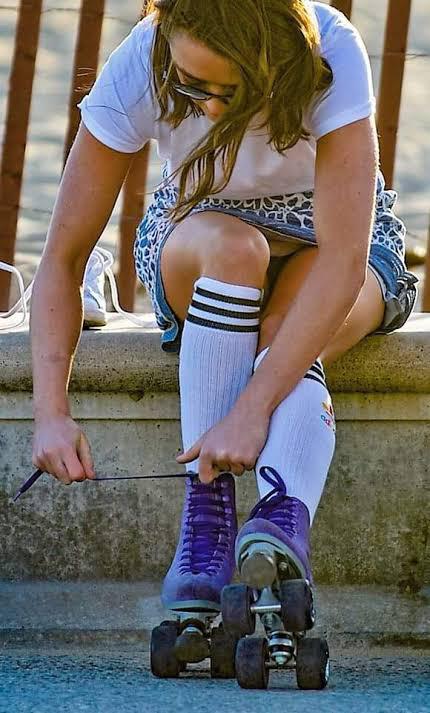 Maisie Williams looks hot in those skates