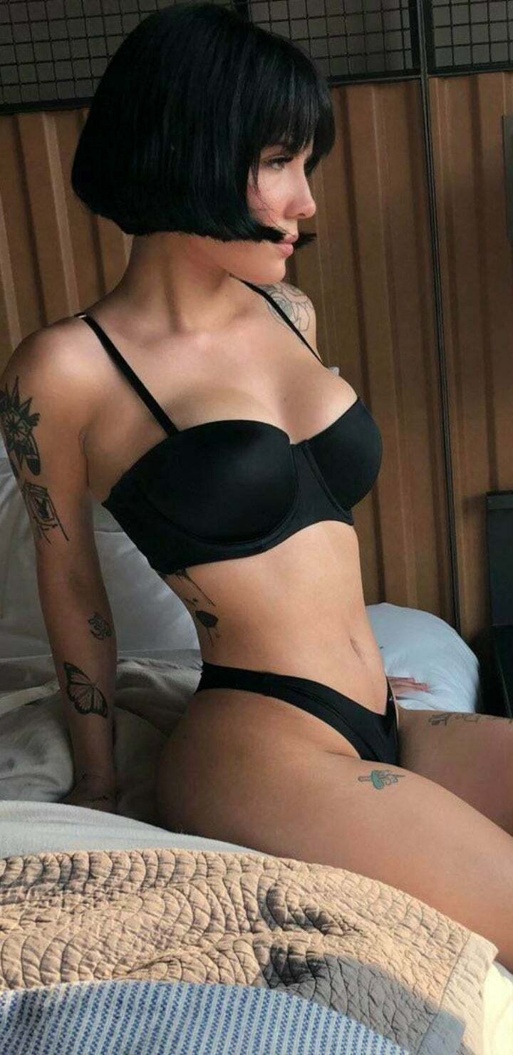 Halsey 🤤 her body drives me insane