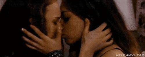 Natalie Portman and Mila Kunis kiss in black swan