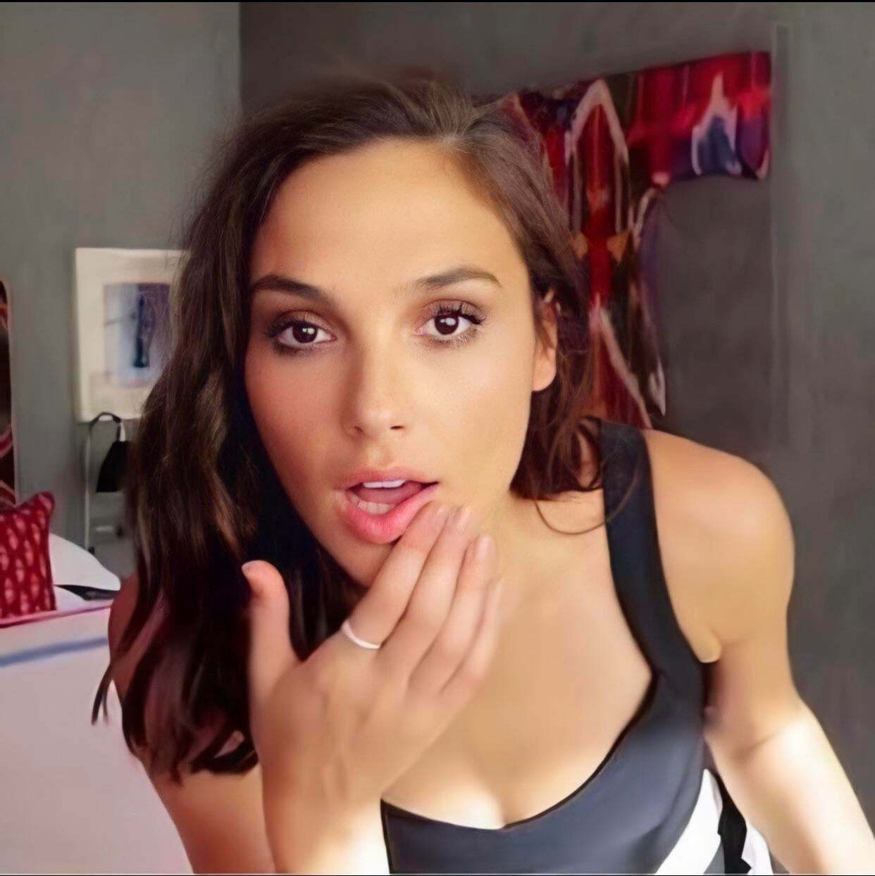 Gal gadot wiping off that load