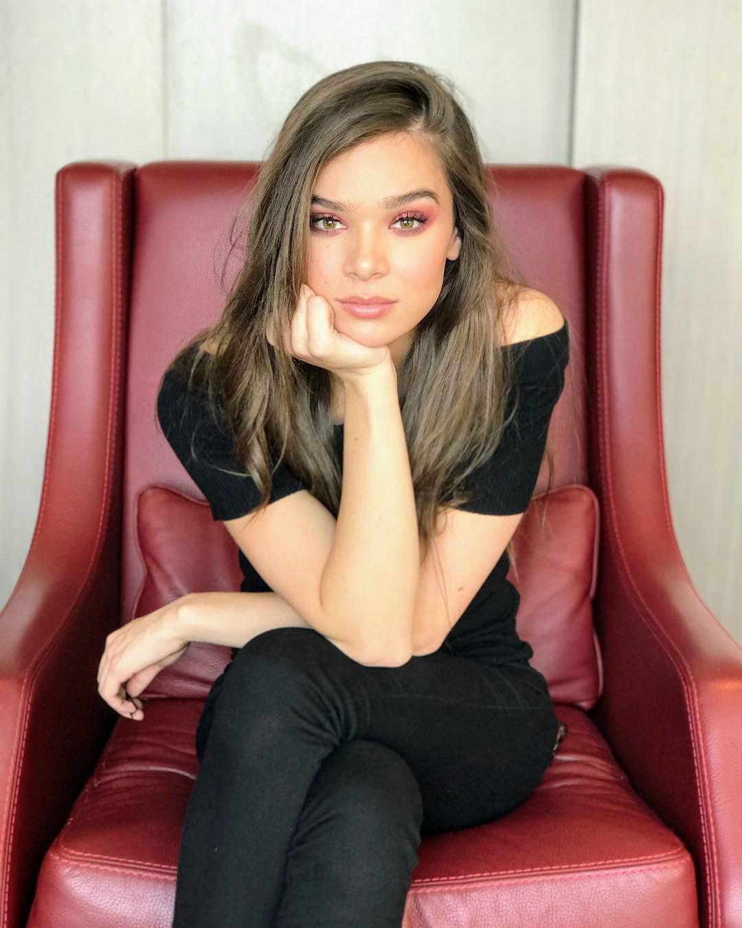 Hailee Steinfeld loves to watch you jerk off