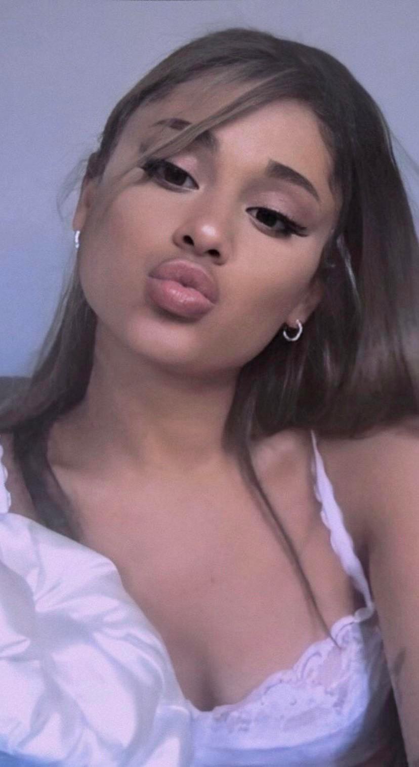 Just cant get enough of celebrity DSLs like Ariana Grandes
