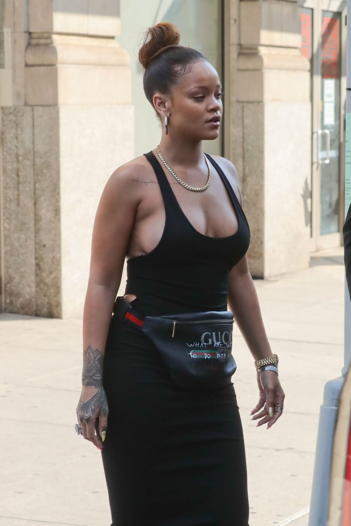 Rihanna Braless (31 Photos)