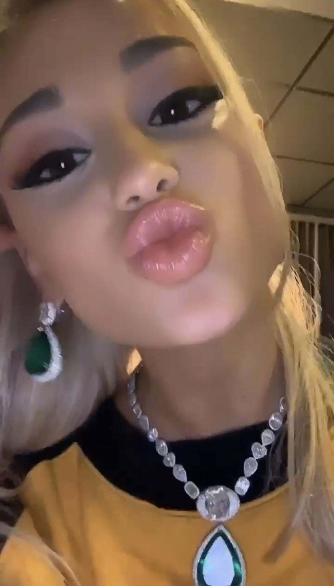 want to get so sloppy with Ariana Grandes mouth