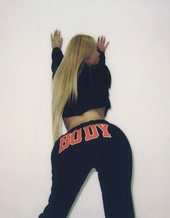 Iggy Azalea getting in position to be pound