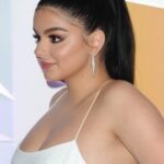 Ariel Winter's cleavage is meant to be used as a cock sleeve, although I'd also settle for using that pretty mouth with those big eyes looking up at me
