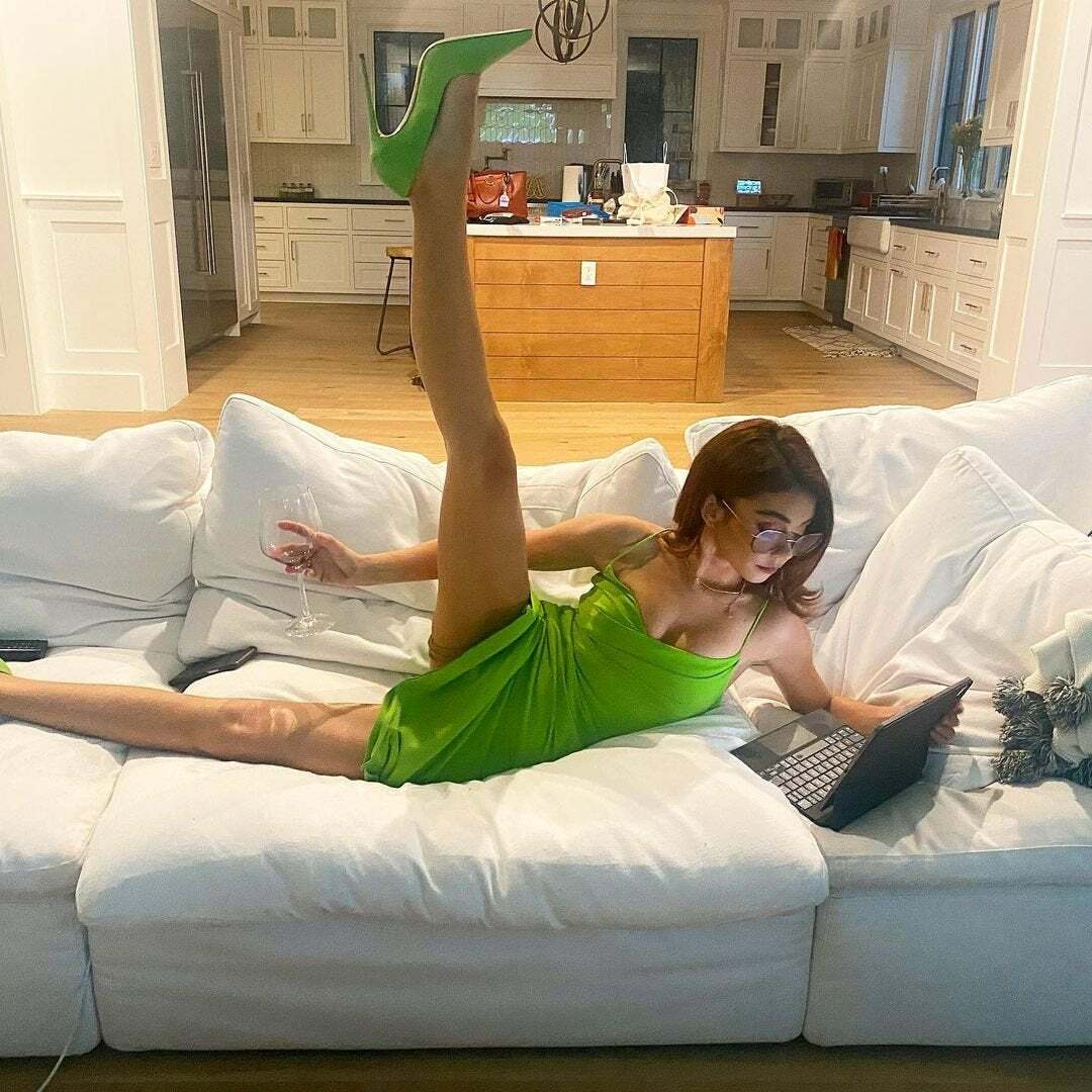 It turns out Sarah Hyland is rather flexible