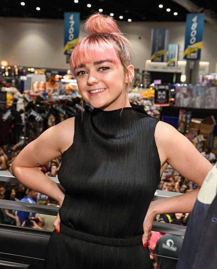Maisie Williams is to cute and sexy!! Such a turn on!!