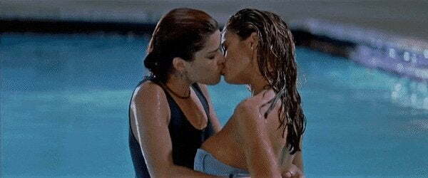 Denise Richards & Neve Campbell - Wild Things (1998)