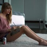 Imagine seeing Taylor Swift laying her long legs a bit and writing something like that, and teasing you with her bare feet, how would you feel? What would you do?