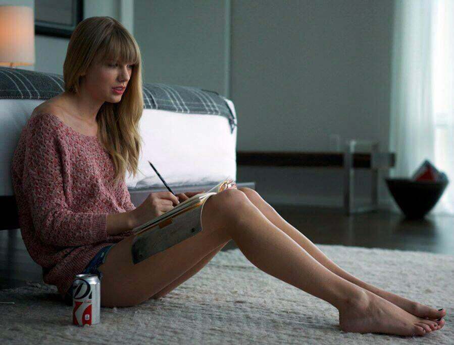 Imagine seeing Taylor Swift laying her long legs a bit and writing something like that, and teasing you with her bare feet, how would you feel? What would you do?