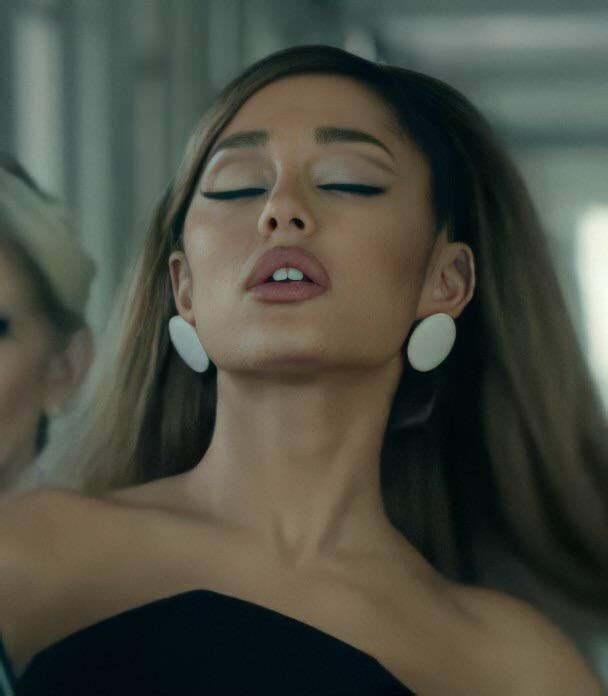 Ariana Grande has the best face and mouth to cum