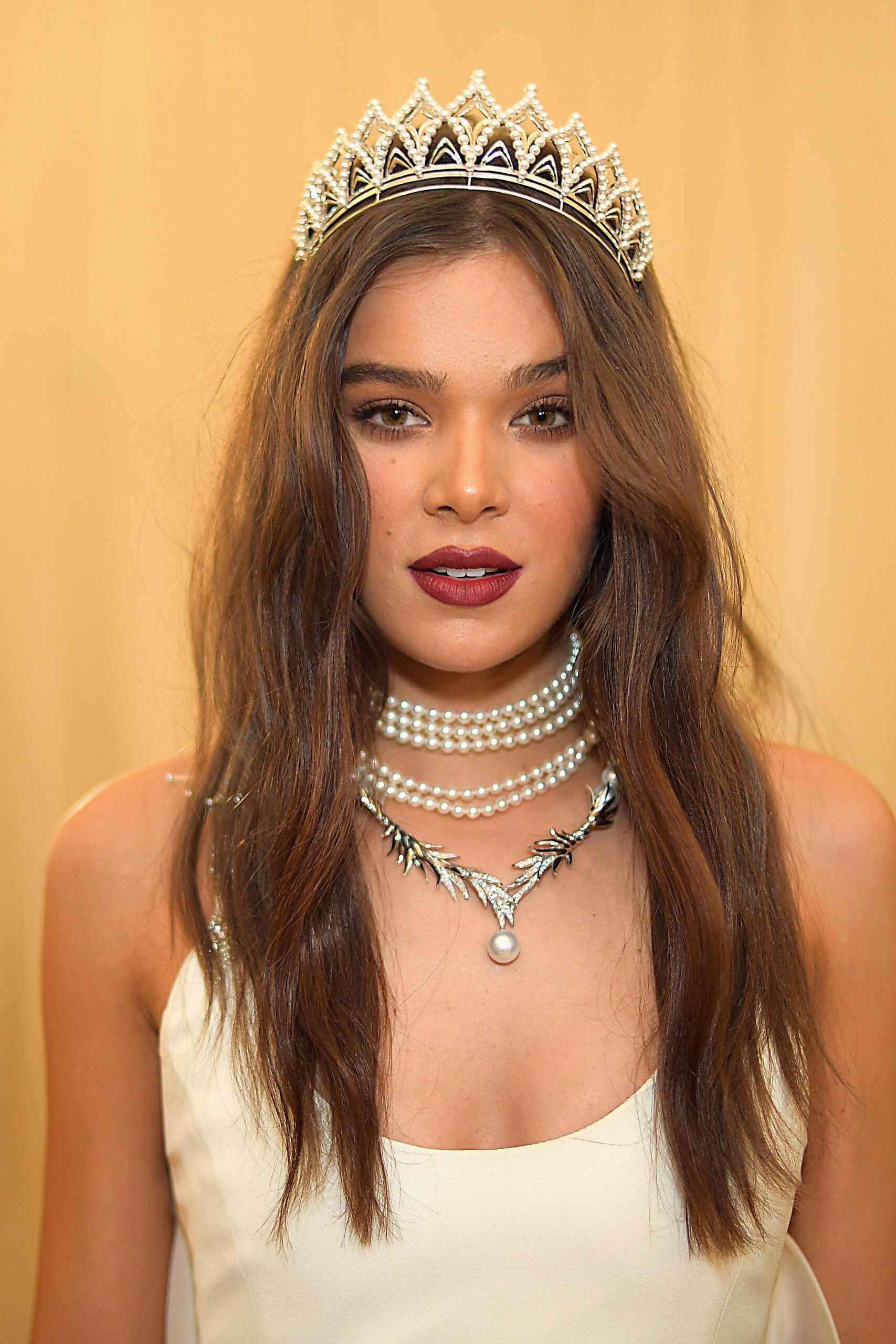 Hailee Steinfeld needs a cock between those lips