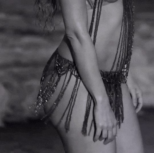 I love Shakira‘s face as she bounces her ass