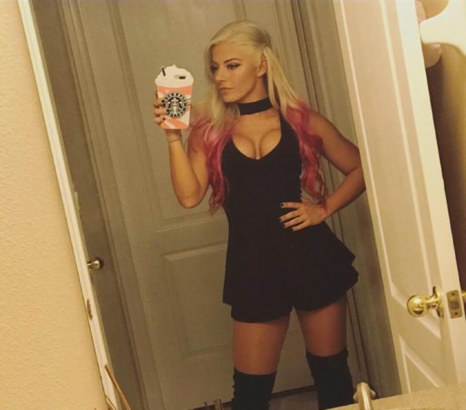 Stroking to Alexa Bliss dm me to stroke together