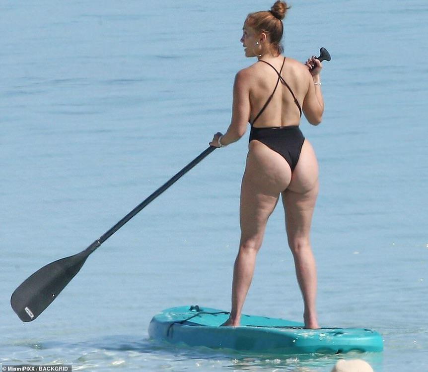 Jennifer Lopez ass at natural