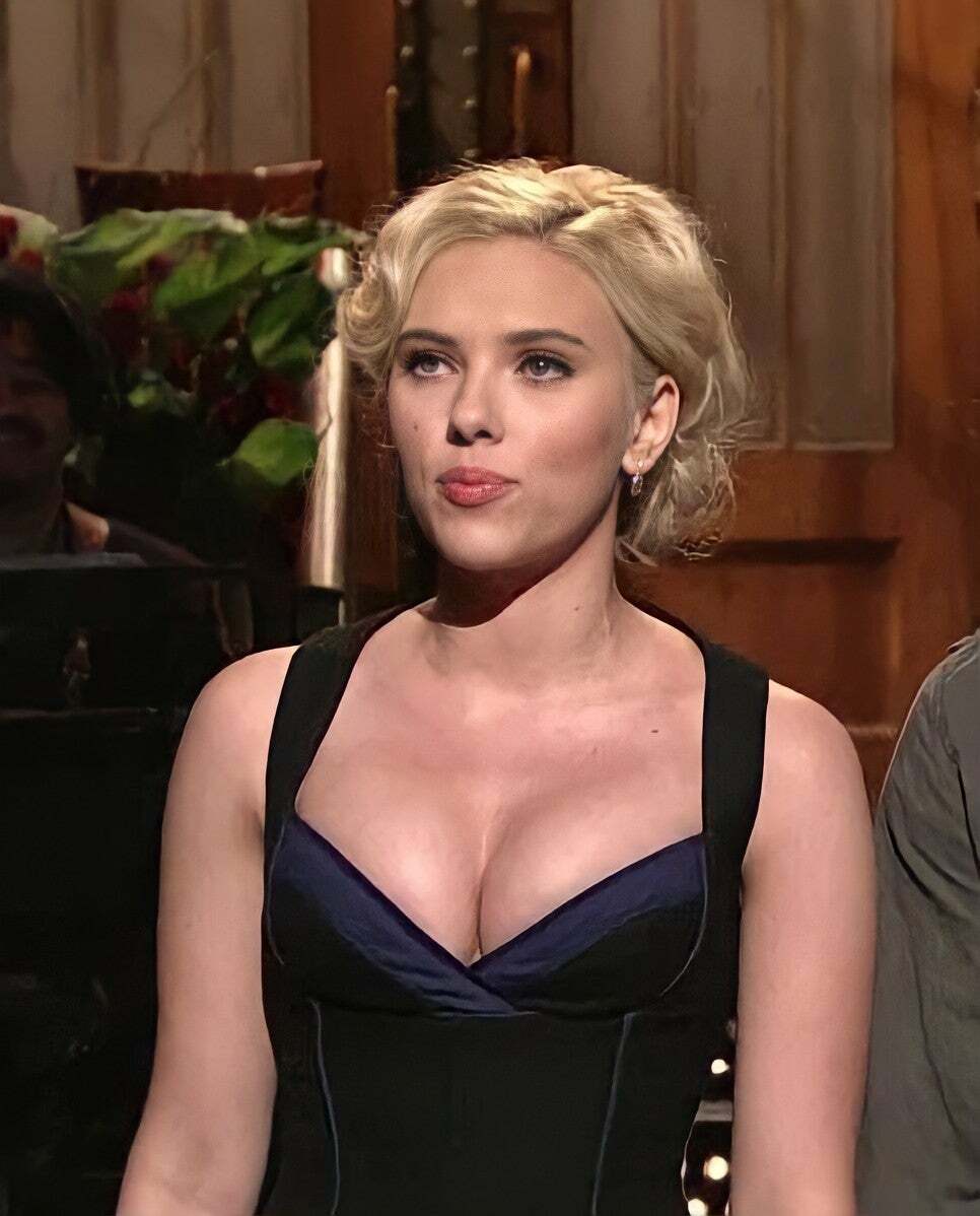 what better way to start the day than giving Scarlett Johansson a well deserved morning load