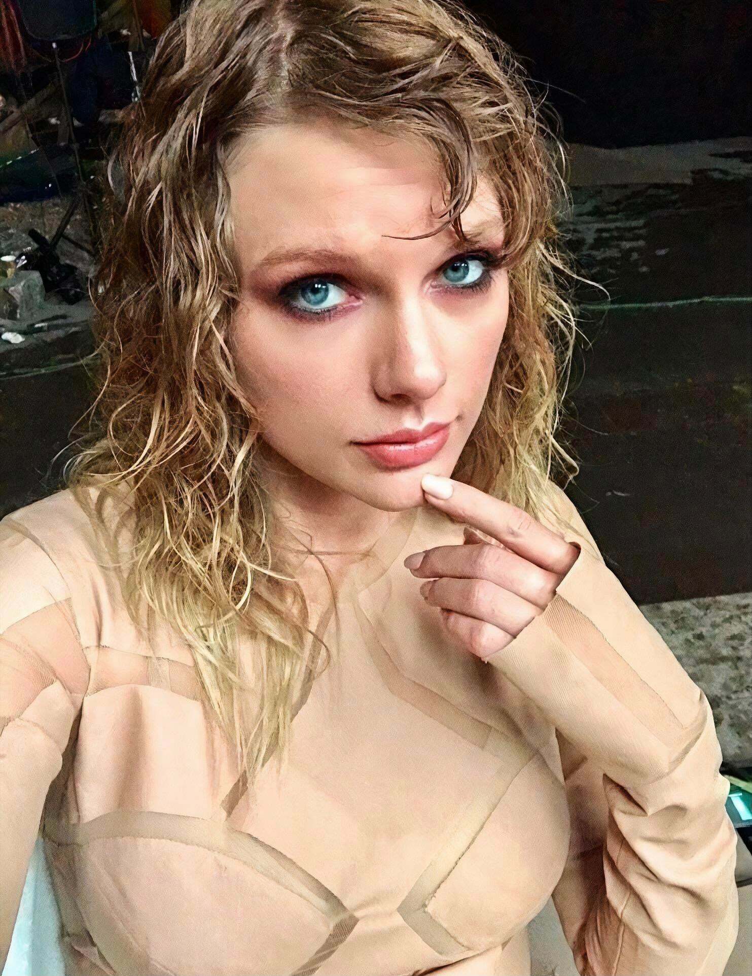 taylor swift is begging for it 💦