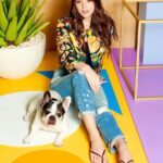 I'm twitching right now wishing I could trade places with that puppy and get closer to Hailee Steinfeld, what about you?