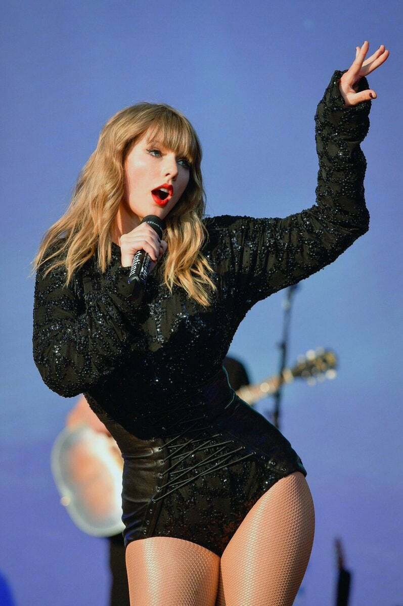 The beautiful curves of Taylor Swift 🔥
