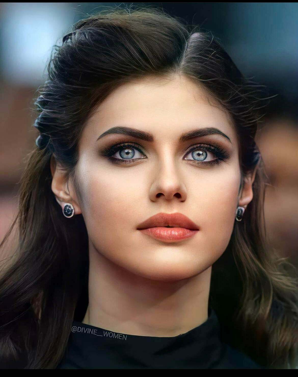 Alexandra Daddario has the face of a goddess