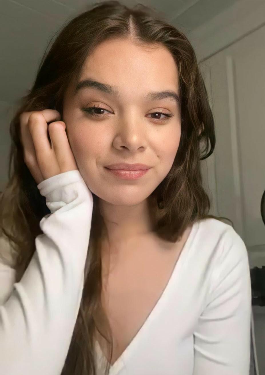 Hailee steinfeld has the best face to cover in cum