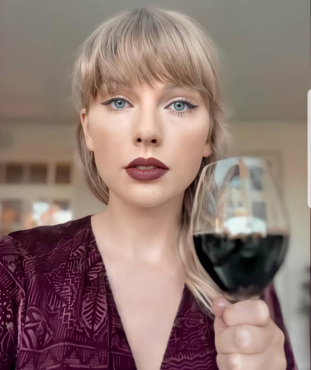 Imagine taylor swift drinking all our cums fuck her lips