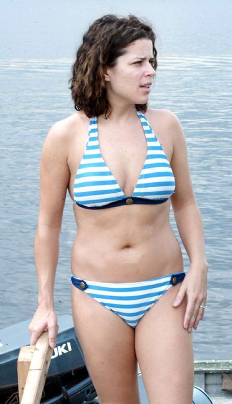 Neve Campbell is very sexy in a bikini