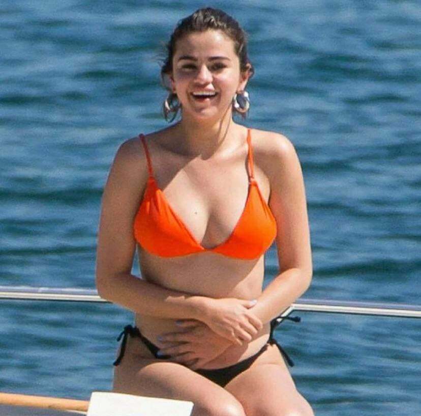 Selena Gomez lookin hot n thick