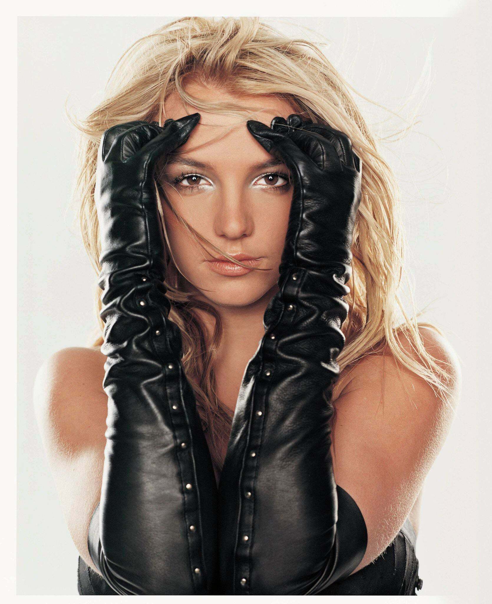 Britney Spears wears her long black leather gloves to jerk a lucky man off, any takers?