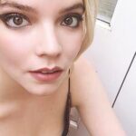 Anya Taylor-Joy loves pulling daddy into the bathroom and deepthroating him while mom's in the other room