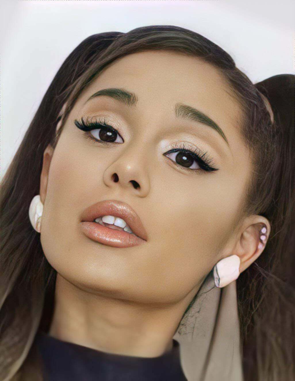 Ariana Grande's face makes me jack off so hard!