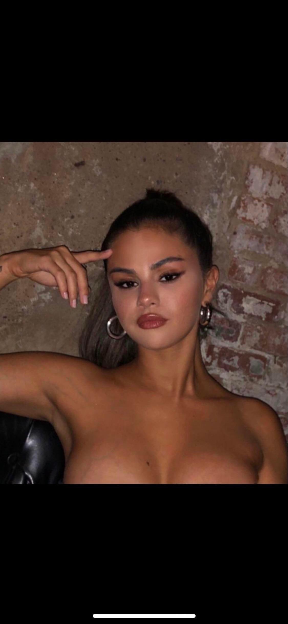 I had no idea that Selena Gomez has such big boobs