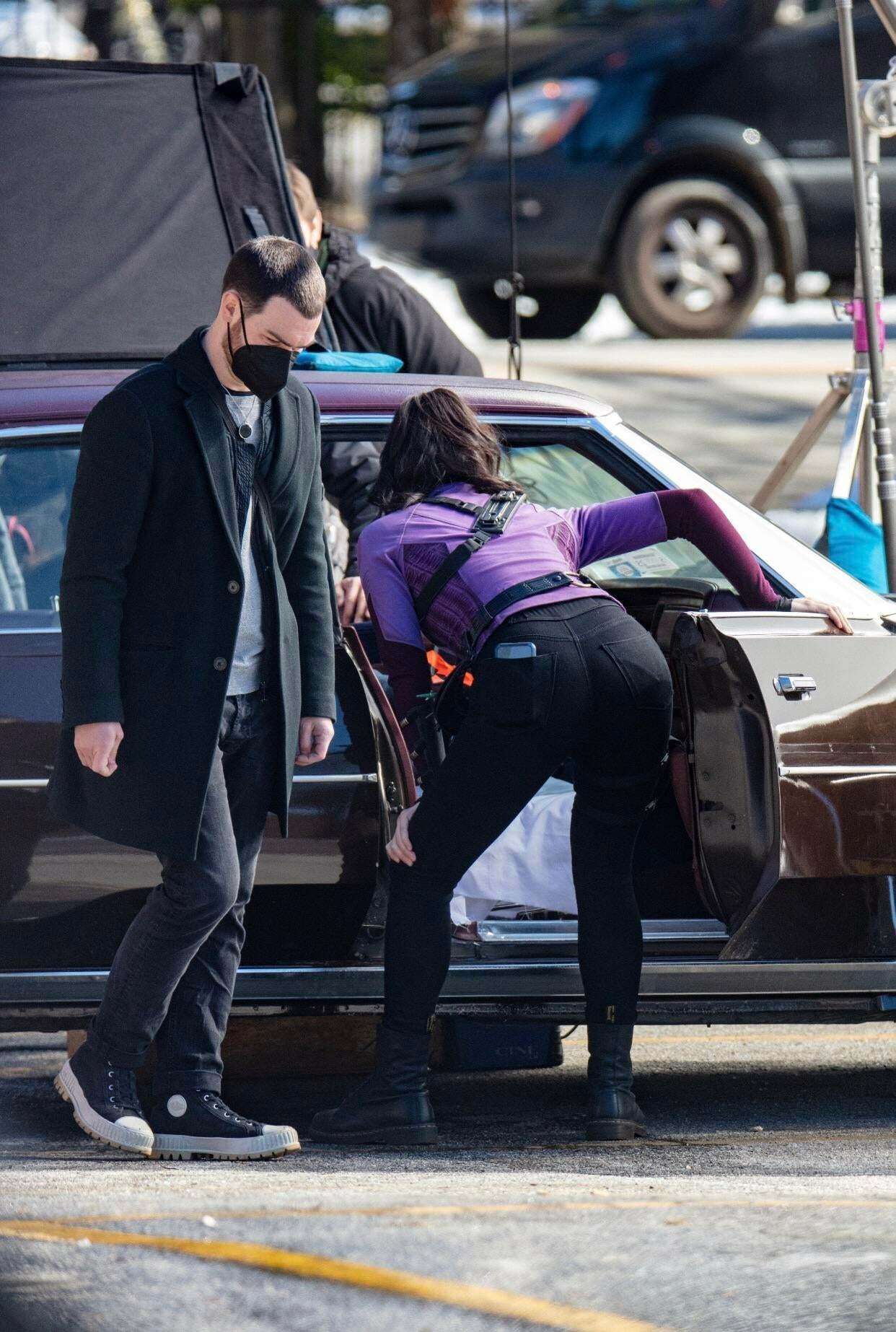 That guy got some sheer will to not look at Hailee Steinfeld’s ass