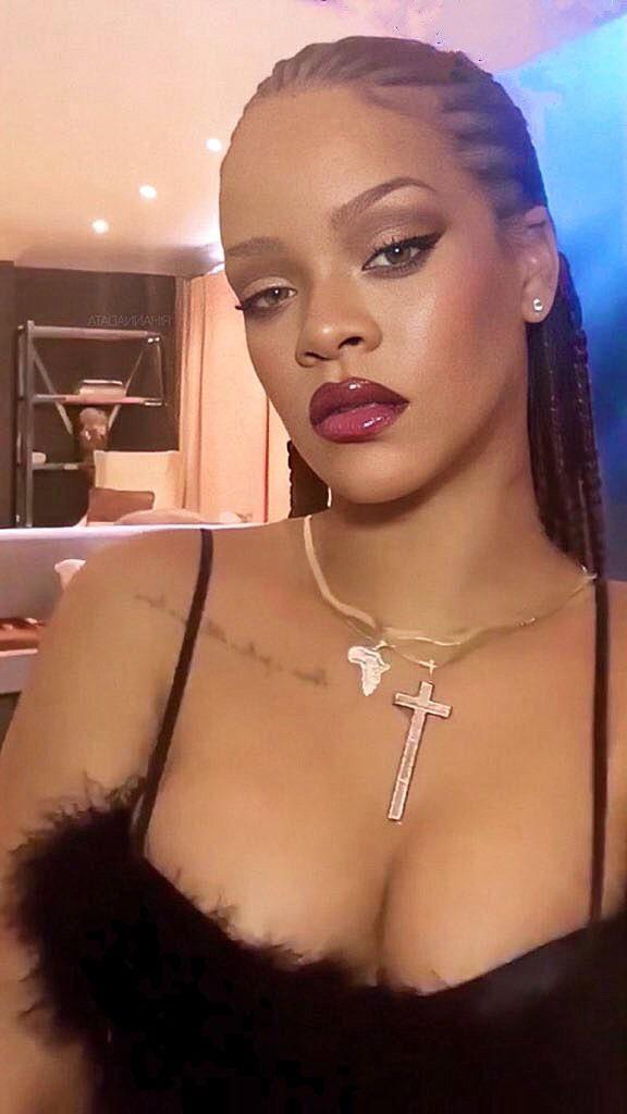 I wanna tittyfuck Rihanna and give her a facial